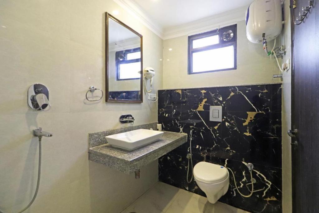 Hotel Almora Sky Near By Delhi International Airport With - Free Airport Pickup And Drop نيودلهي المظهر الخارجي الصورة