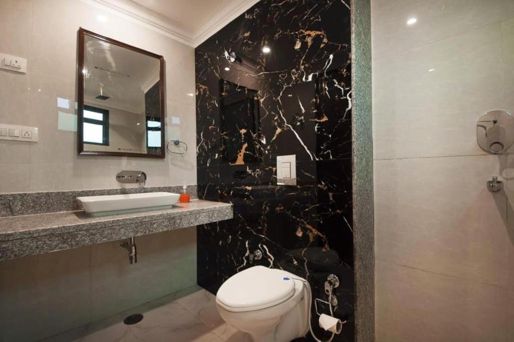Hotel Almora Sky Near By Delhi International Airport With - Free Airport Pickup And Drop نيودلهي المظهر الخارجي الصورة