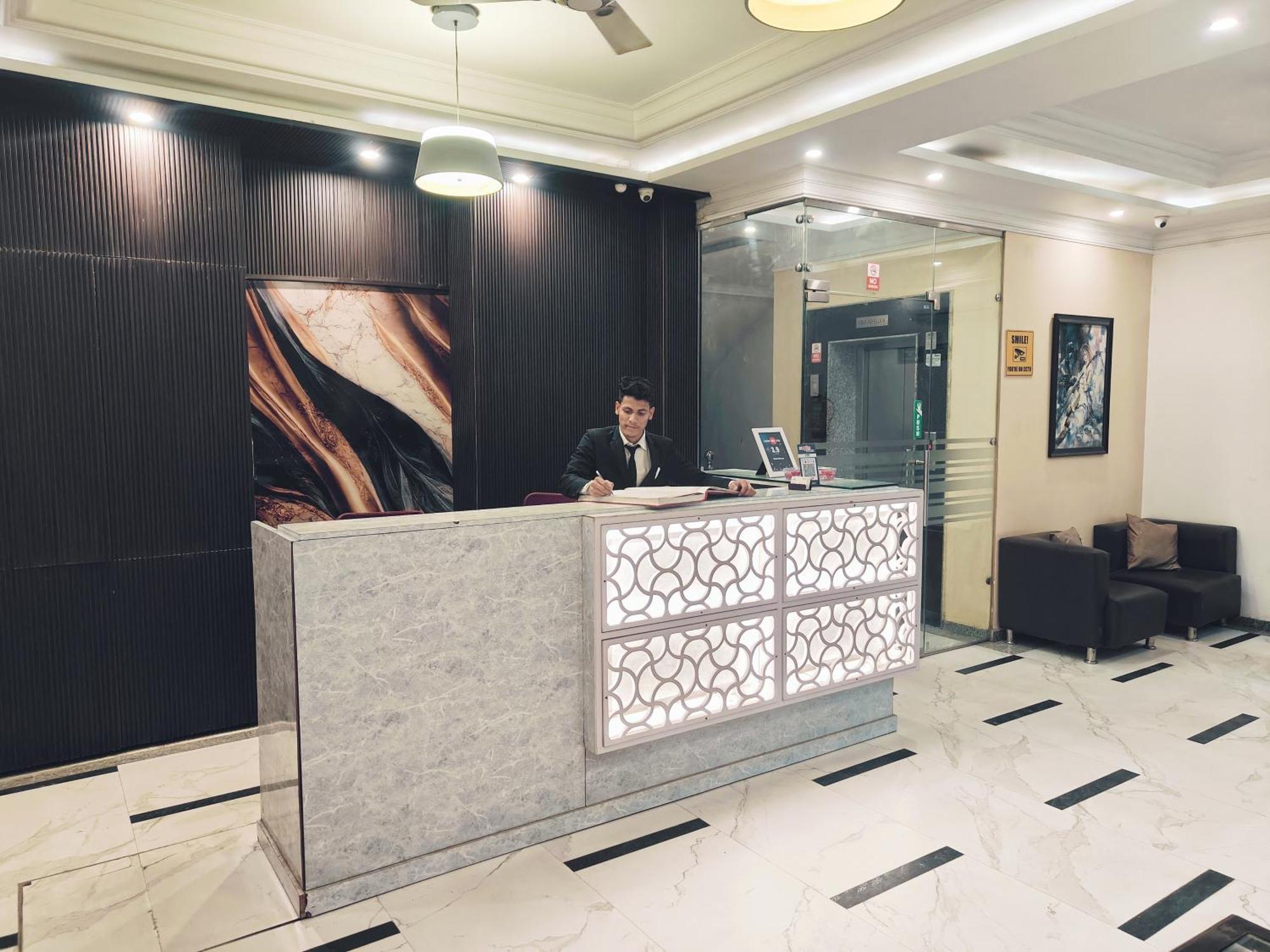 Hotel Almora Sky Near By Delhi International Airport With - Free Airport Pickup And Drop نيودلهي المظهر الخارجي الصورة