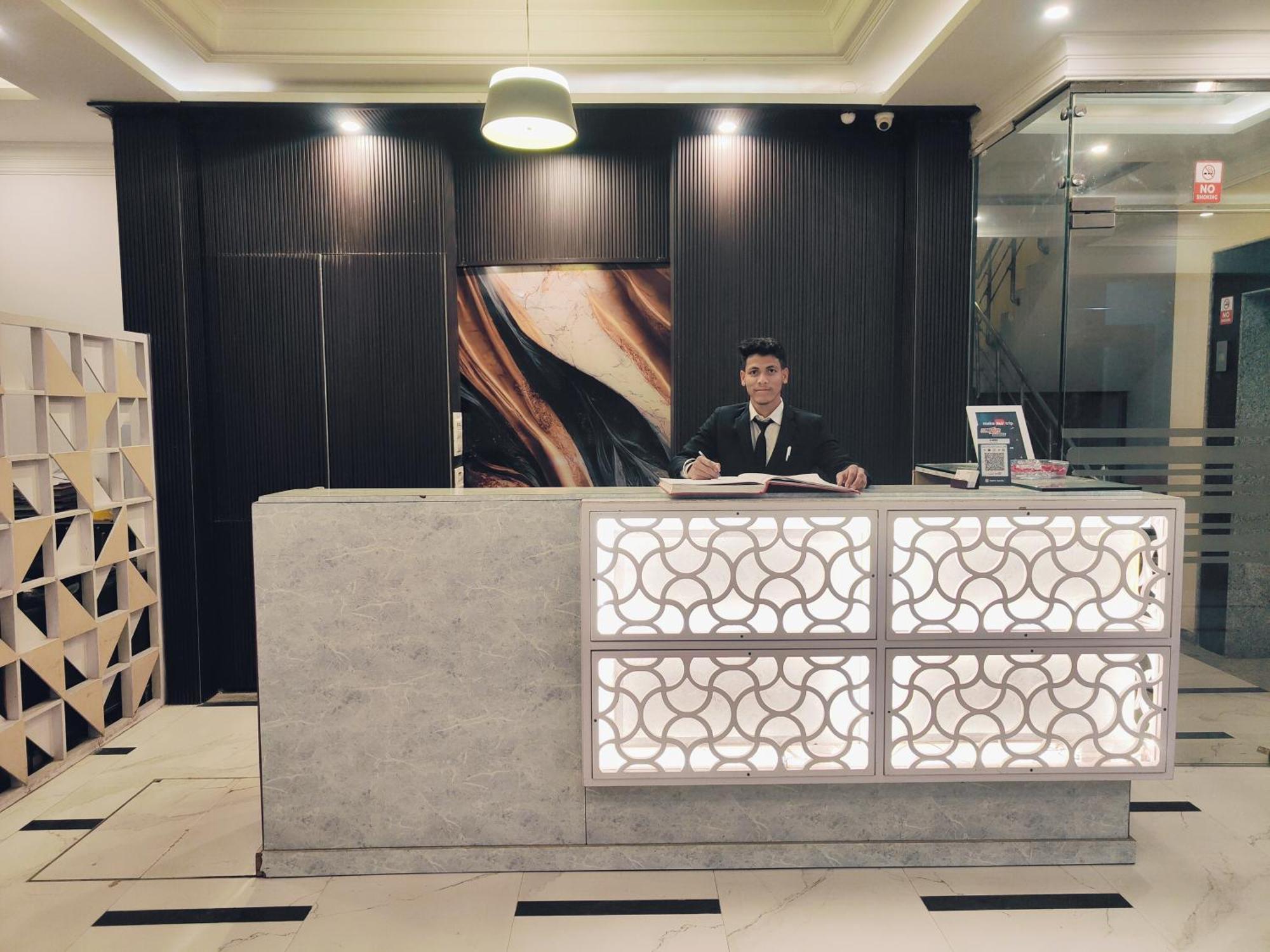 Hotel Almora Sky Near By Delhi International Airport With - Free Airport Pickup And Drop نيودلهي المظهر الخارجي الصورة